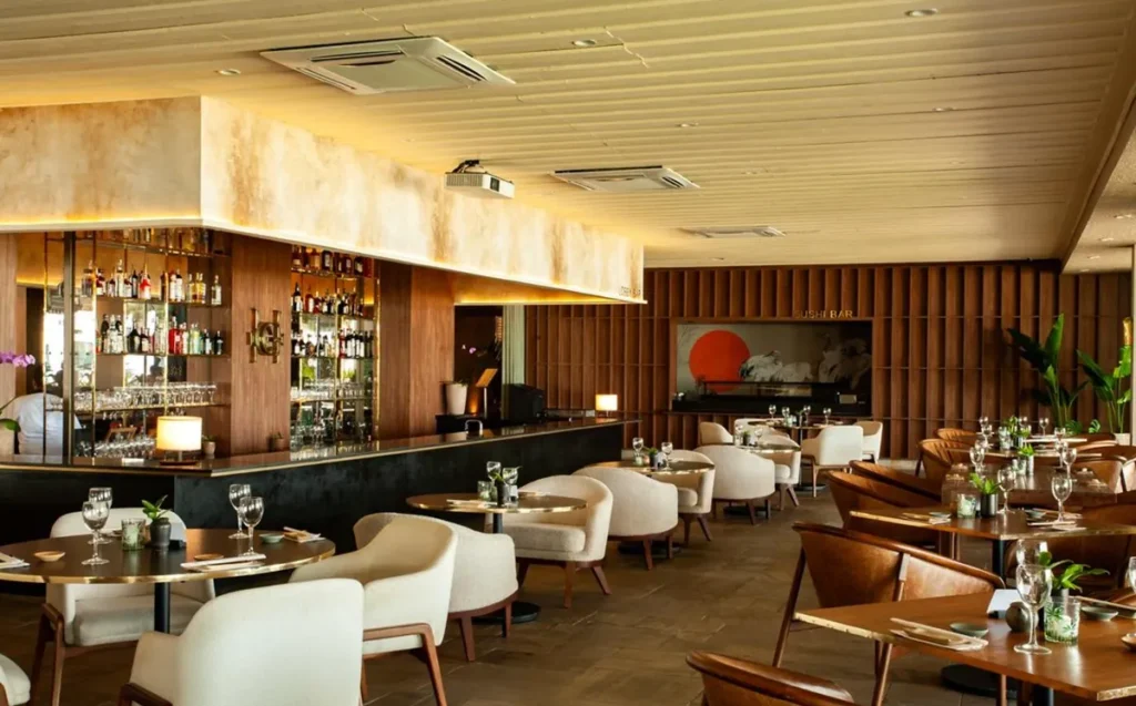 Ambiente do restaurante e sushi bar do Casa Grande Hotel Resort & Spa, com salão elegante e bar.