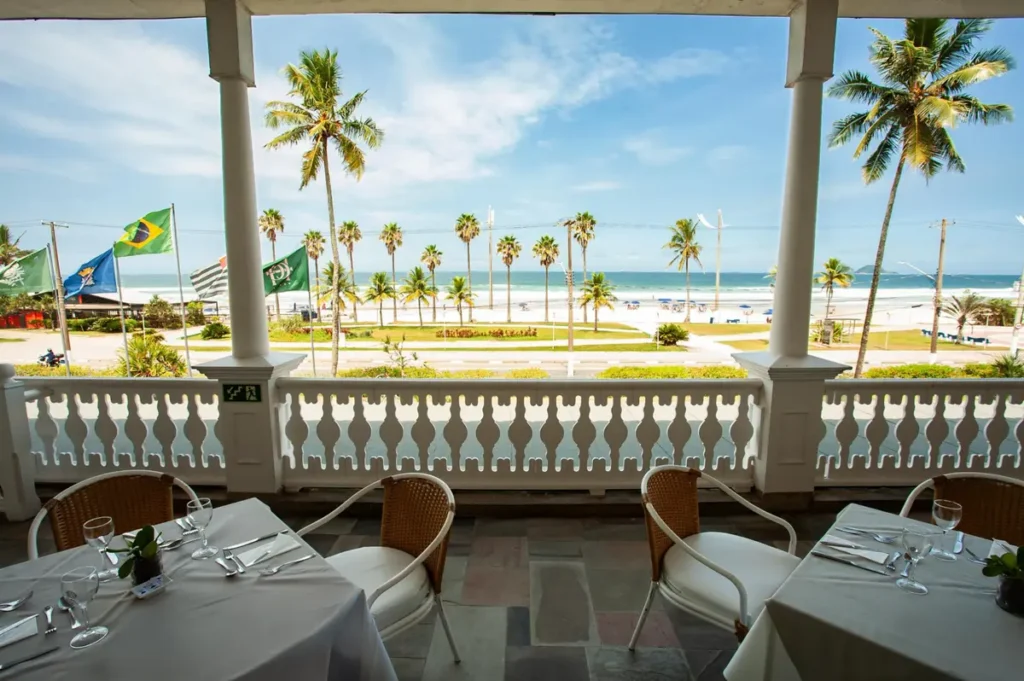 Restaurante do Casa Grande Hotel Resort & Spa com mesas voltadas para a praia e o mar.