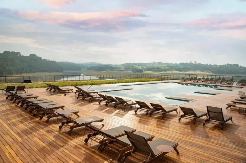 Melhores Resorts em São Paulo - Piscina externa do Clara Ibiúna Resort, com amplo deck de madeira, espreguiçadeiras e vista para a represa.
