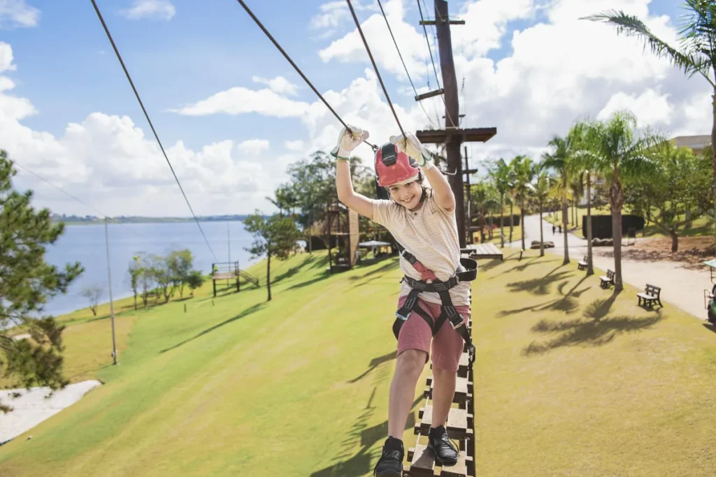 Atividade de arvorismo no Club Med Lake Paradise, uma das opções de aventura e lazer ao ar livre para crianças.