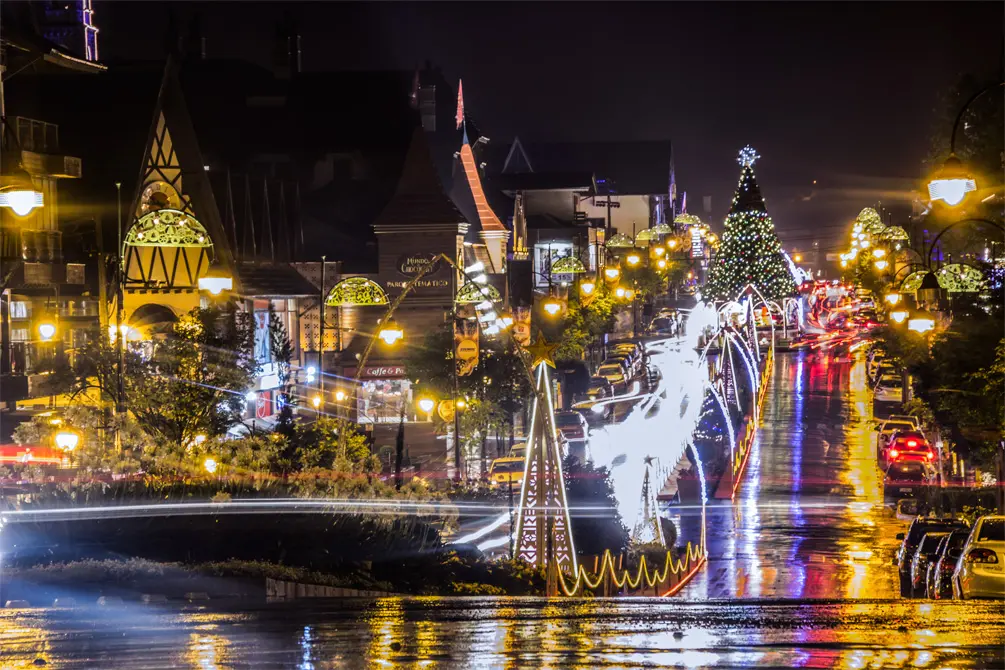pacote natal luz gramado 2026 - A Avenida Borges de Medeiros ganha um cenário encantador durante o Natal Luz de Gramado, com milhares de luzes e decorações que transformam o centro da cidade.