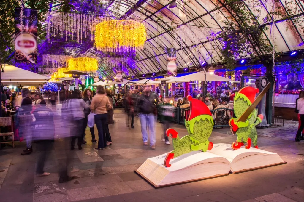 Decorações luminosas, personagens natalinos e espaços de convivência criam um ambiente festivo para quem visita Gramado durante o Natal Luz.