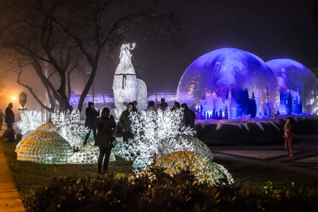 Instalações luminosas e cenários de fantasia encantam visitantes durante o Natal Luz de Gramado, criando uma atmosfera mágica para toda a família.