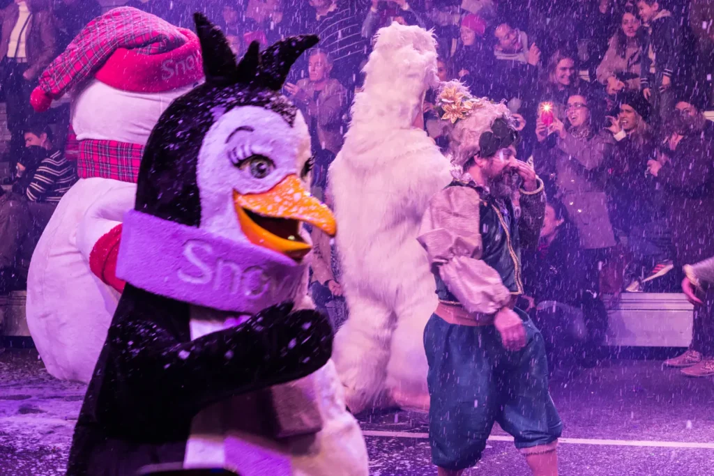 Personagens natalinos e uma chuva de neve artificial levam diversão e fantasia aos desfiles do Natal Luz de Gramado.