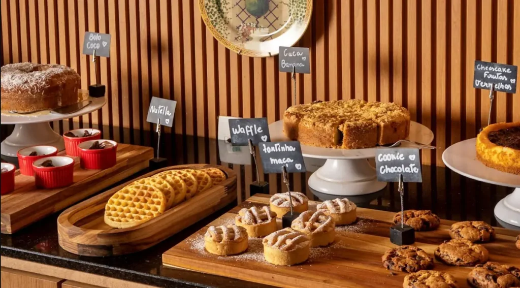 Seleção de bolos, waffles, cookies e doces servidos no café da manhã do Grande Hotel Campos do Jordão.
