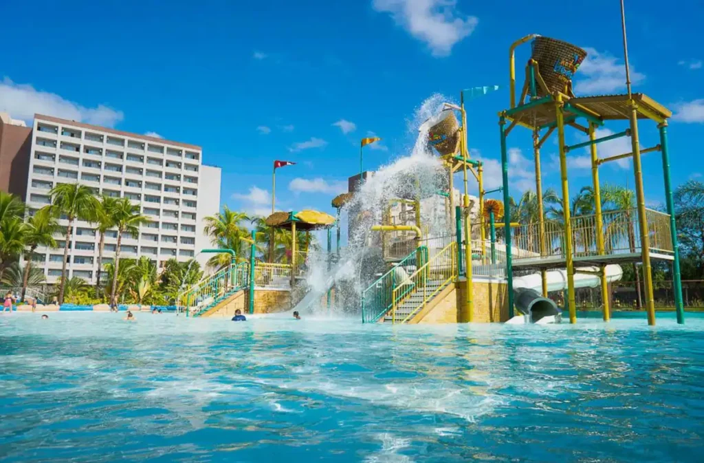 Área aquática infantil do Hot Beach Resort com piscina, escorregadores e atrações com água.