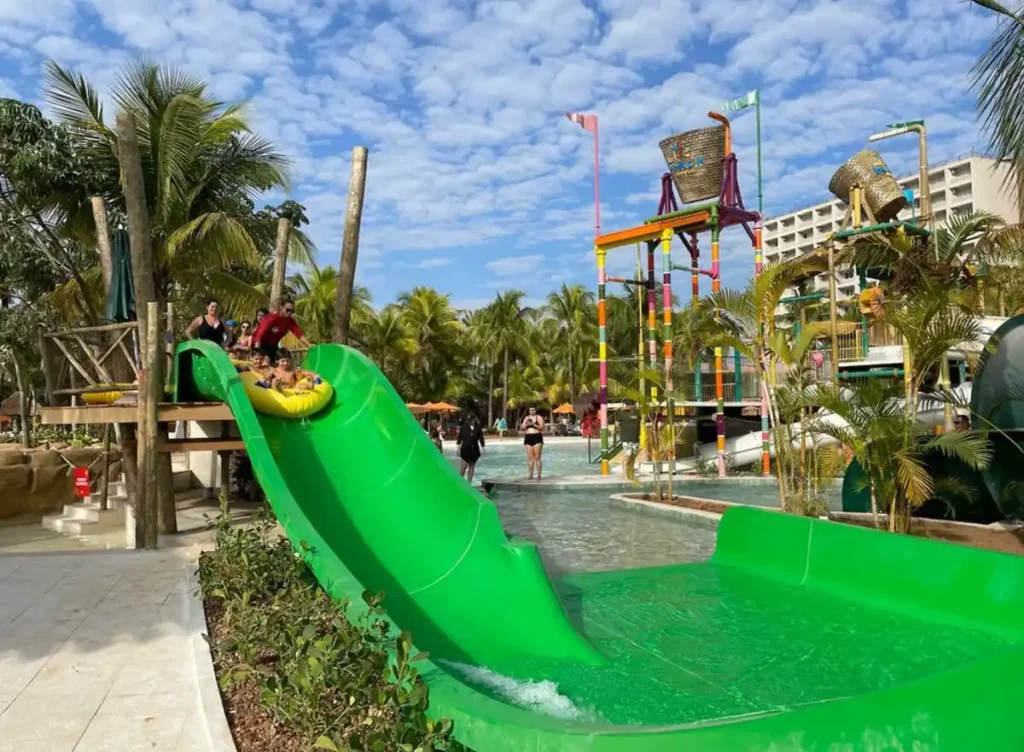 Toboágua e área de diversão aquática para famílias no Hot Beach Resort.