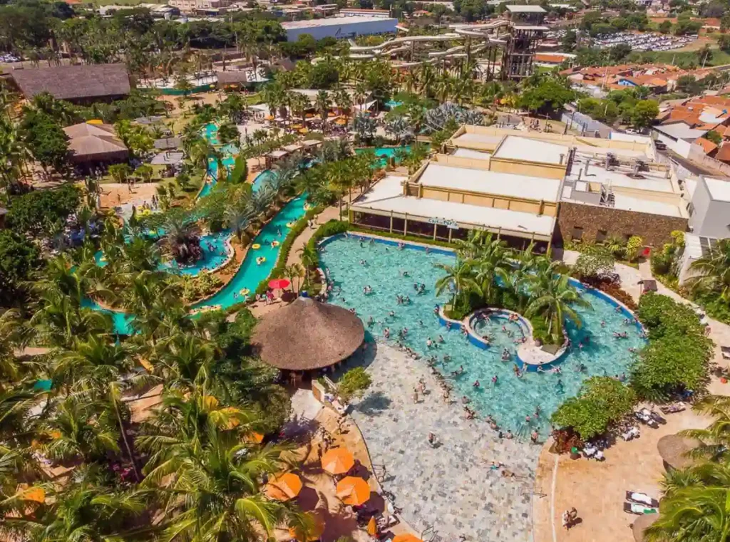 Vista panorâmica da área de lazer do Hot Beach Resort, com piscinas, rio lento e atrações aquáticas.