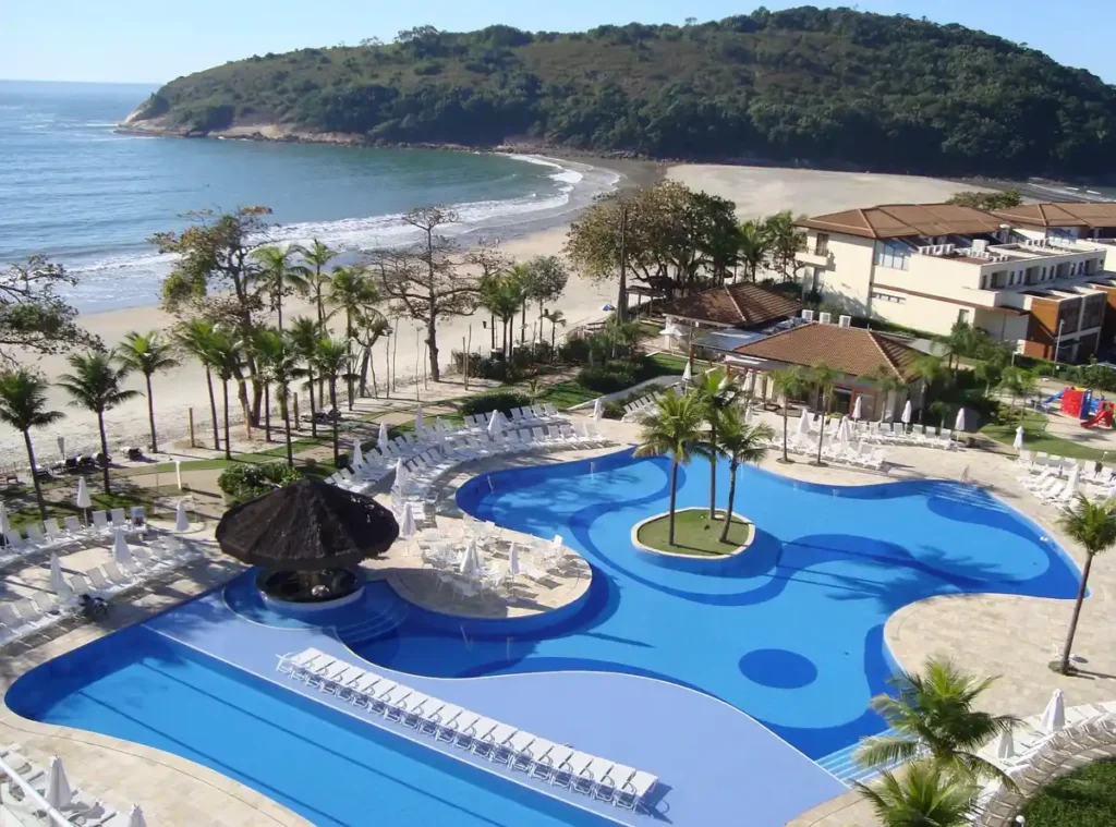 Vista da piscina do resort e da paisagem do litoral do Guarujá.