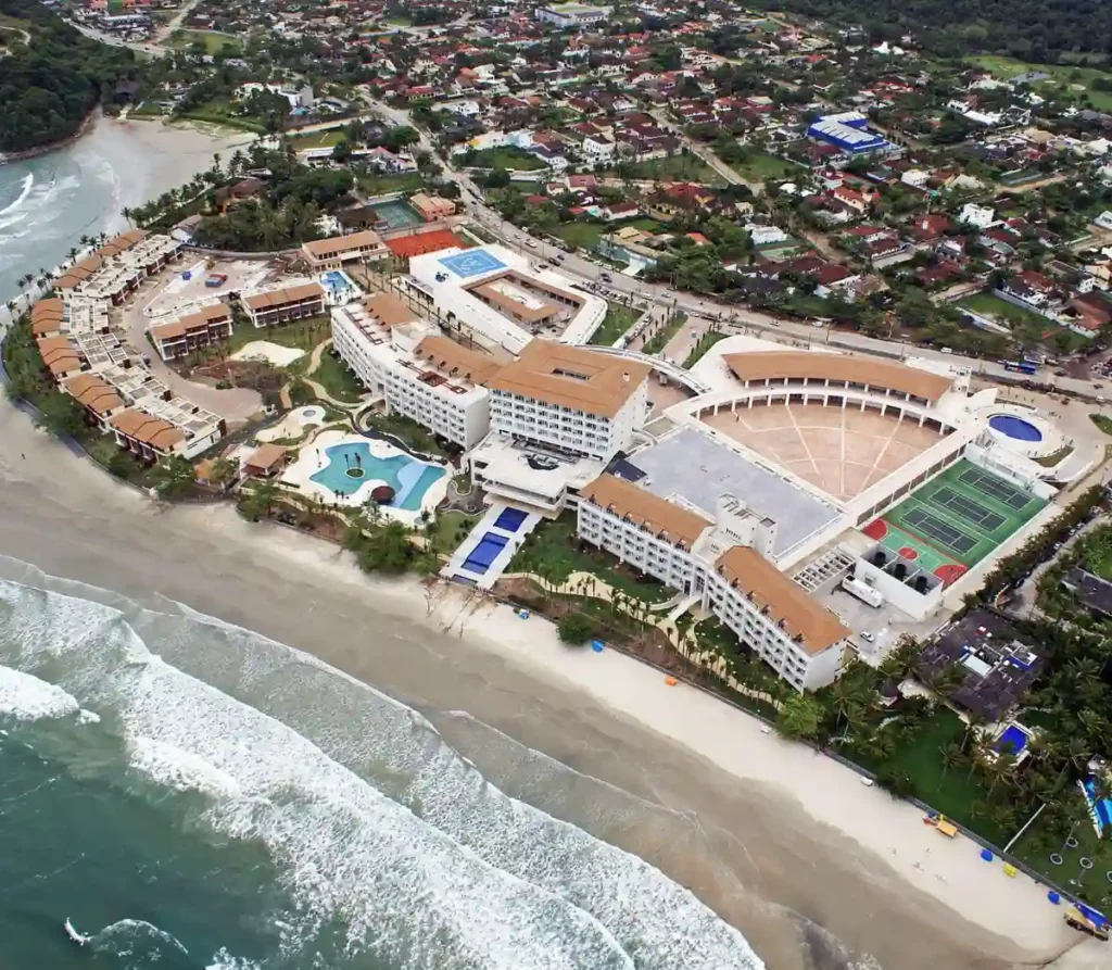 Vista aérea do Hotel Jequitimar Guarujá Resort & Spa e sua estrutura em frente à praia.