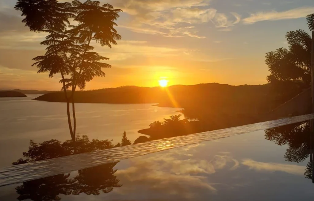 Pôr do sol visto da piscina de borda infinita do Matiz Igaratá Resort, com vista panorâmica para a represa.