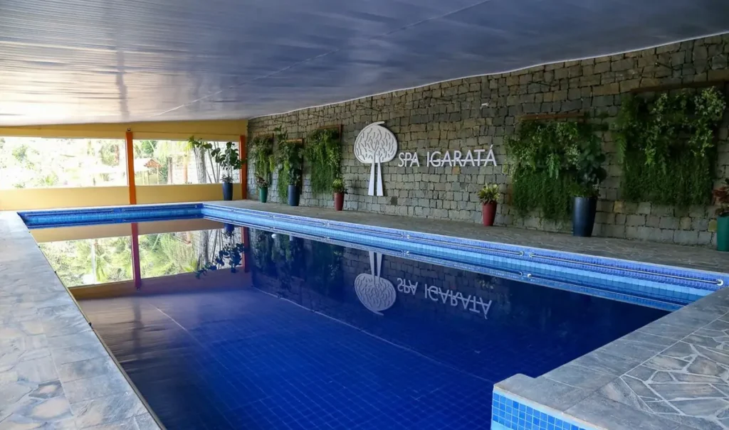 Piscina coberta do Spa Igaratá, espaço de relaxamento e bem-estar do Matiz Igaratá Resort.
