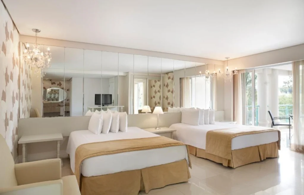 Acomodação do Mavsa Resort com duas camas, ambiente amplo e varanda.