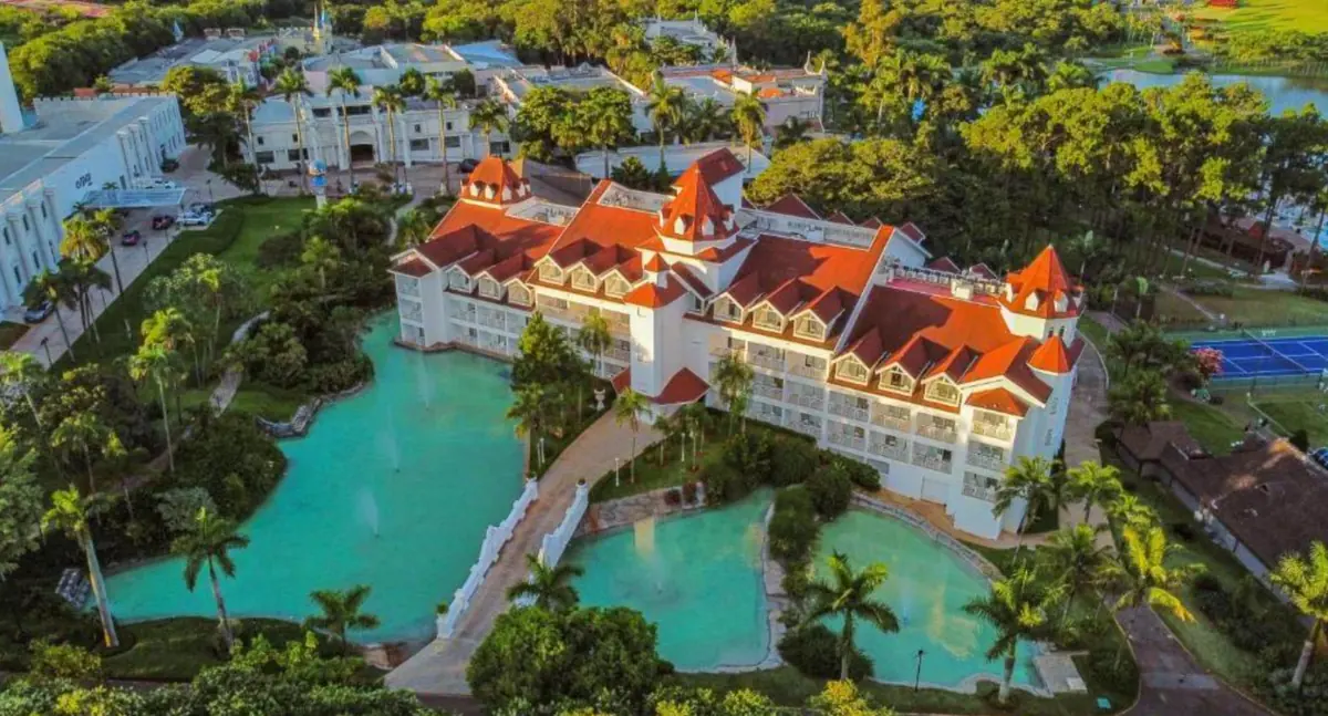 Vista aérea do Mavsa Resort com lagos e áreas verdes