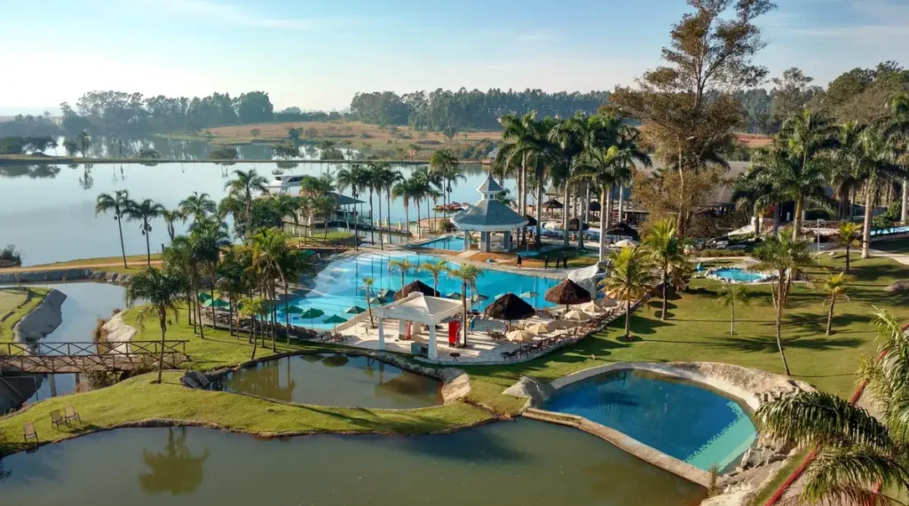 Vista panorâmica do complexo de piscinas do Mavsa Resort às margens do lago.