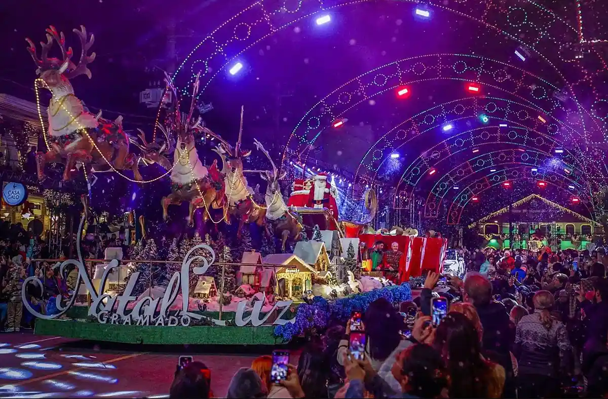 Gramado iluminada para o Natal Luz