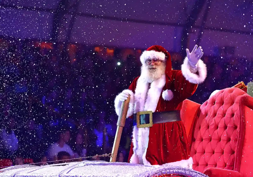 Papai Noel é uma das grandes atrações do Natal Luz de Gramado, espalhando a magia natalina em um cenário de luzes e neve.