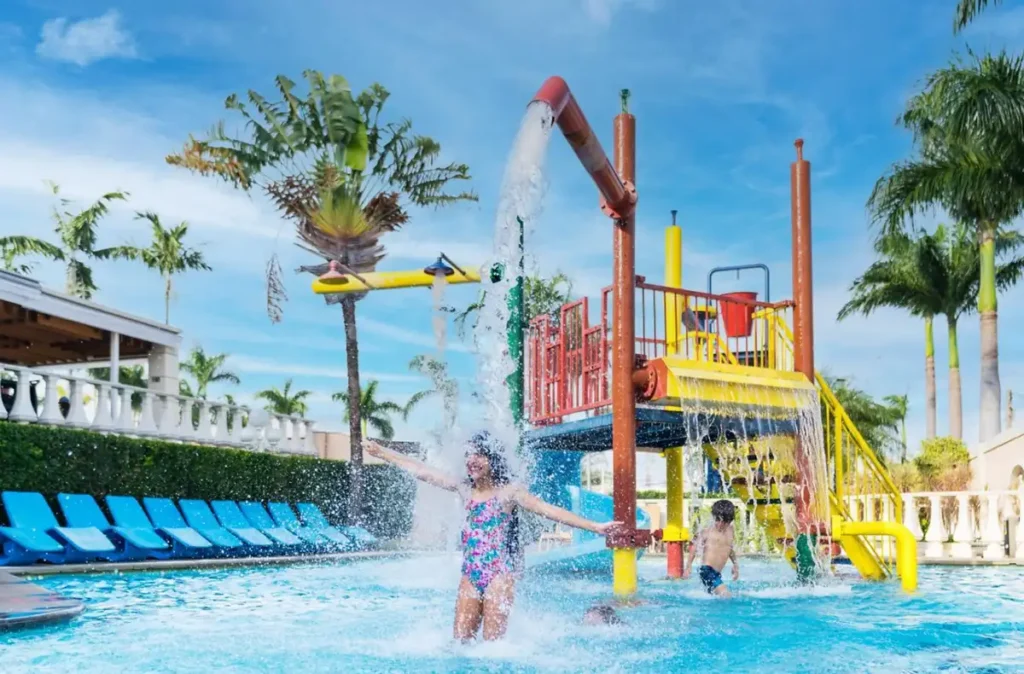 Área aquática infantil com brinquedos e atrações para crianças no Royal Palm Plaza Resort.