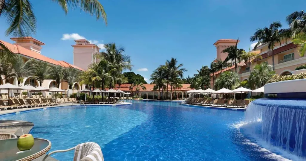 Ampla piscina ao ar livre cercada por palmeiras no Royal Palm Plaza Resort.