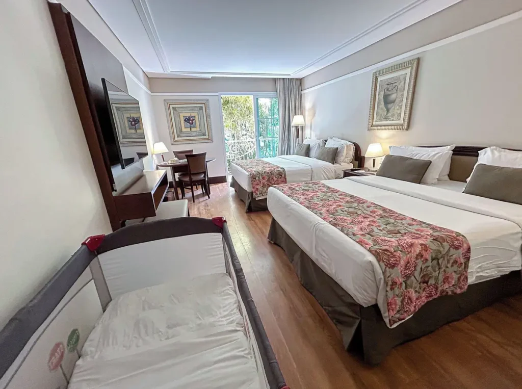 Acomodação familiar com duas camas e berço no Royal Palm Plaza Resort.