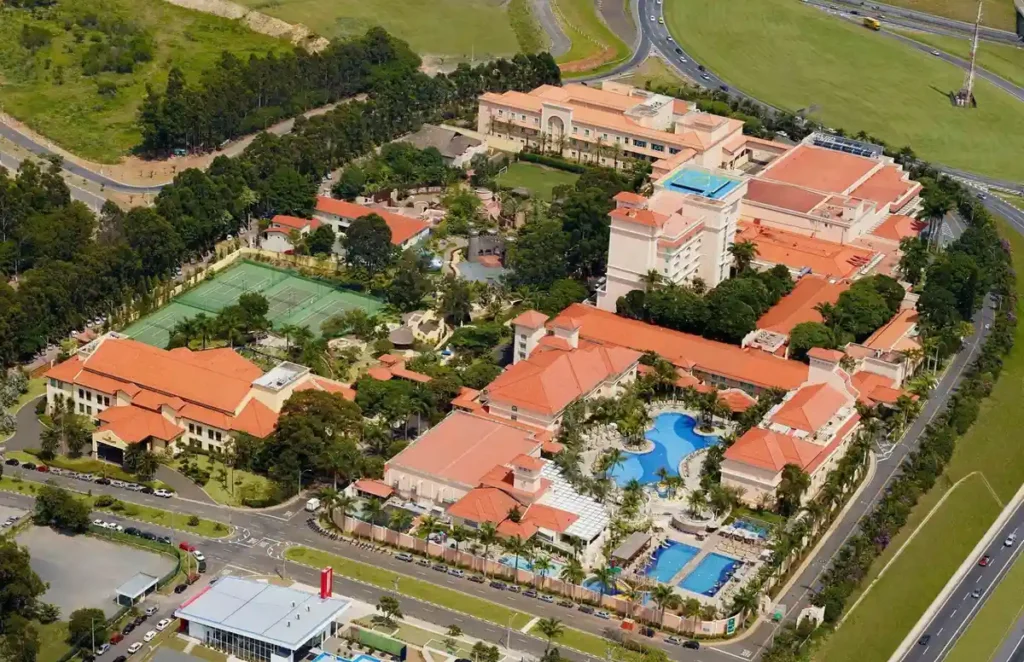 Vista aérea da estrutura do Royal Palm Plaza Resort, com piscinas, quadras e áreas de lazer.