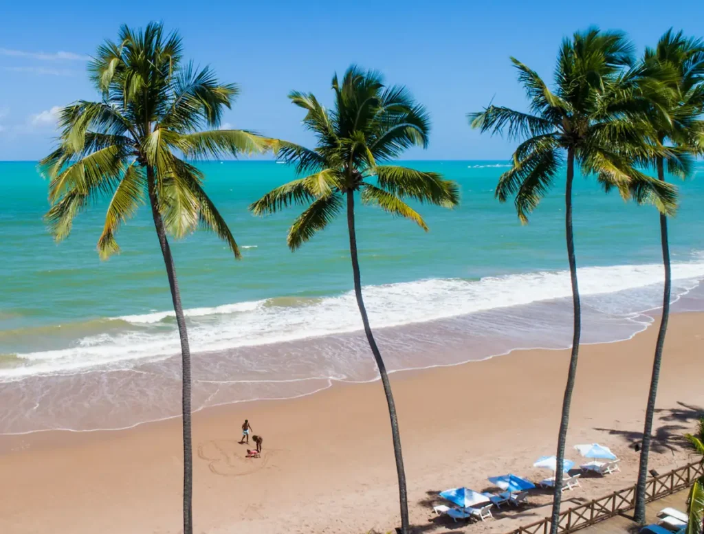 O mar de Alagoas e suas águas azul-turquesa.