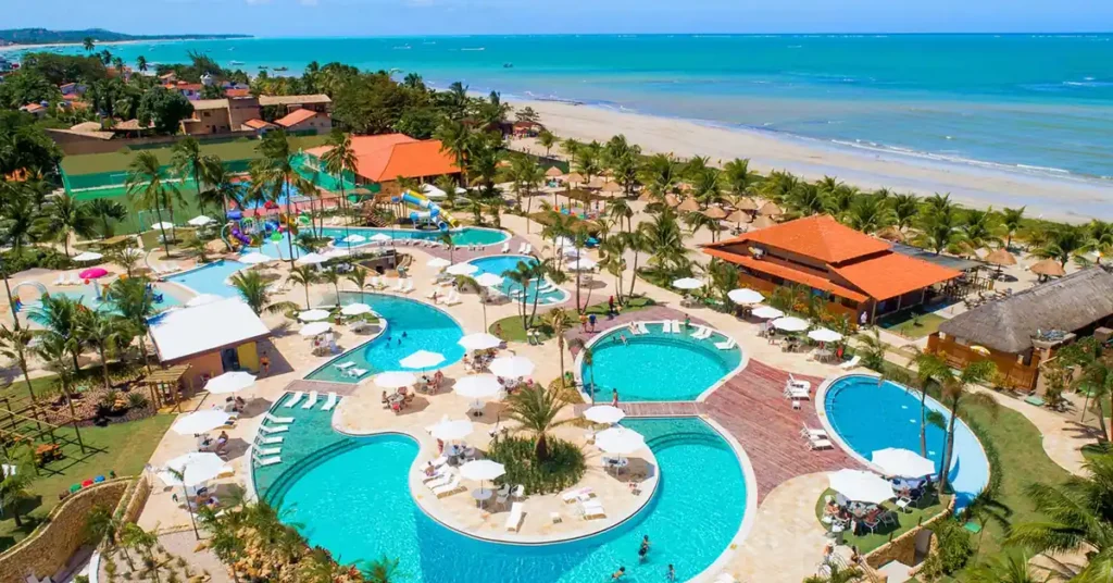 Vista aérea das piscinas e do parque aquático do Salinas Maragogi, resort à beira-mar em Maragogi, Alagoas.