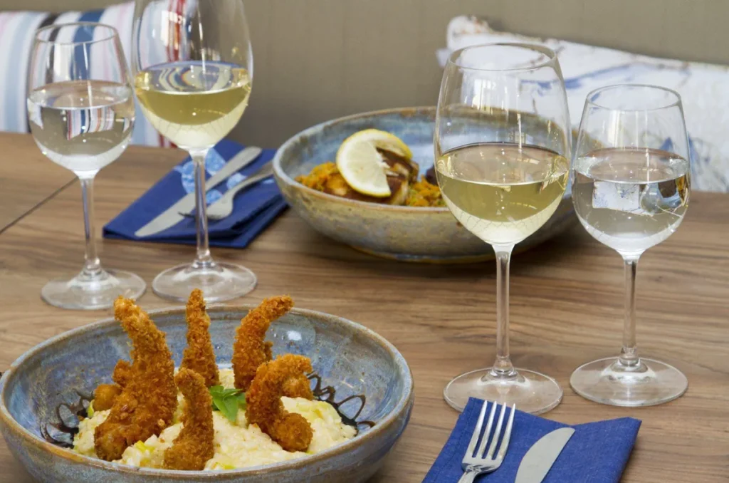 Experiência gastronômica no Restaurante Basílico do Salinas Maragogi, com pratos elaborados e vinhos.
