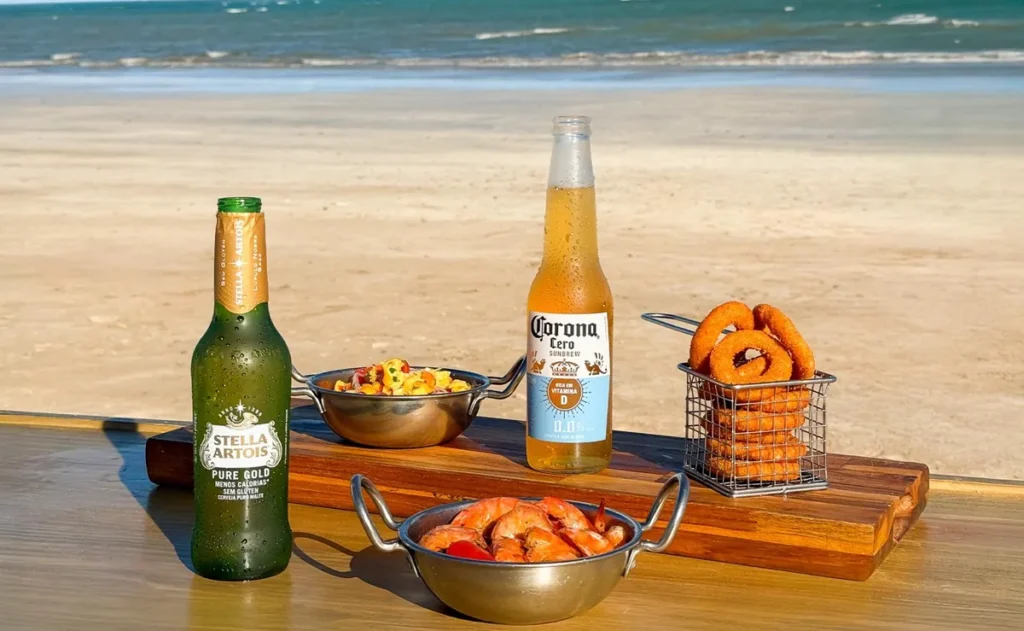 Petiscos e bebidas do Restaurante Coral no Salinas Maragogi, servidos diante da praia e do mar de Maragogi.