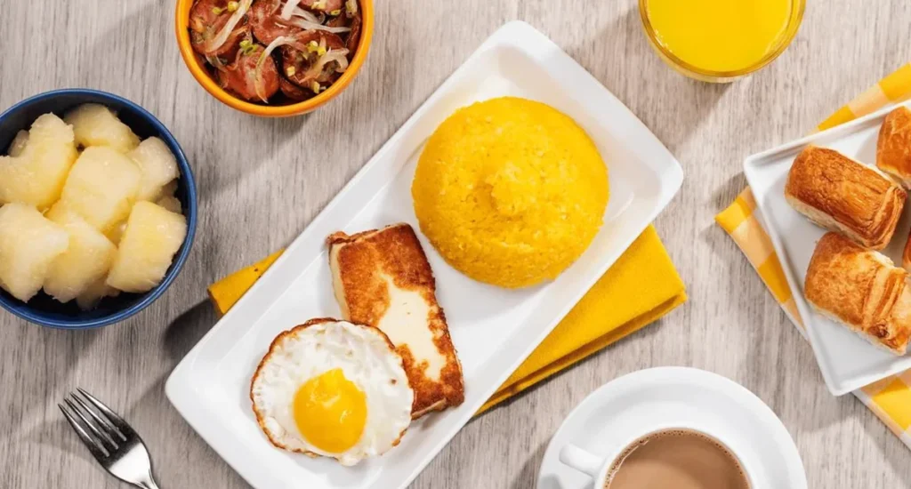 Café da manhã do Restaurante Galés no Salinas Maragogi, com frutas, ovos, queijo, cuscuz e outros itens.