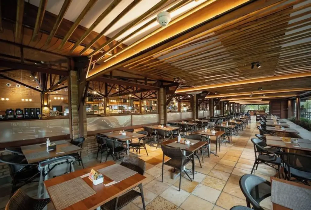 Restaurante Galés, no Salinas Maragogi, com amplo salão e estrutura de buffet para as refeições.