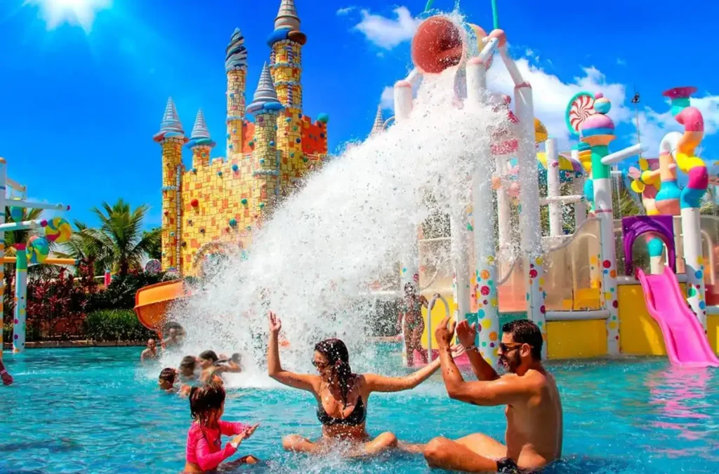 Área infantil com brinquedos aquáticos, escorregadores e atrações para famílias no São Pedro Thermas Resort.
