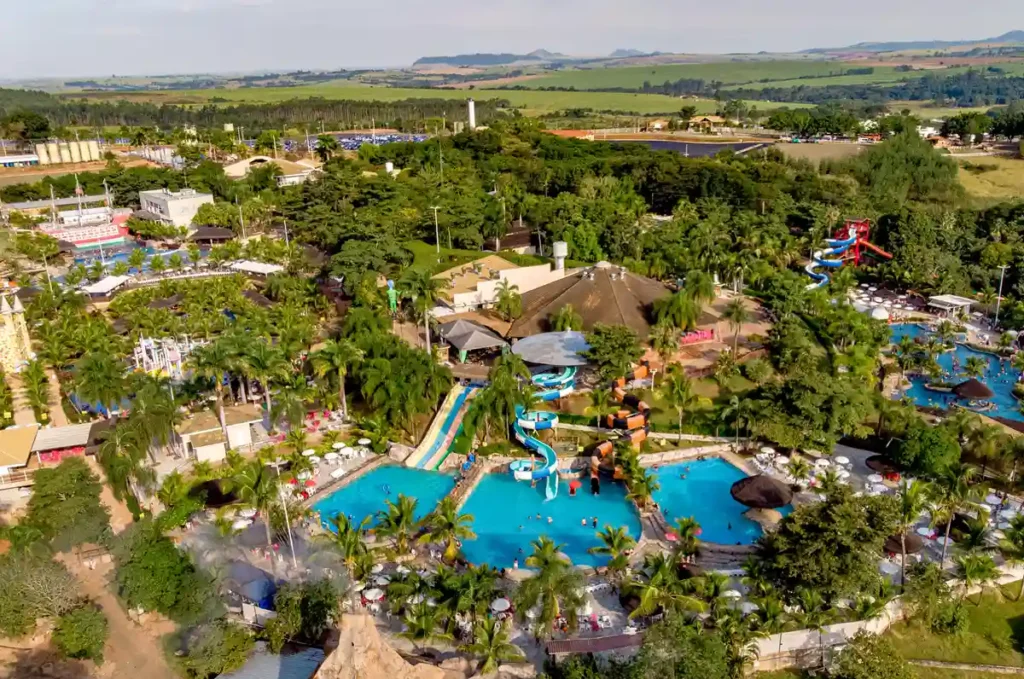 Vista aérea da piscina de ondas e da estrutura de hospedagem do São Pedro Thermas Resort.