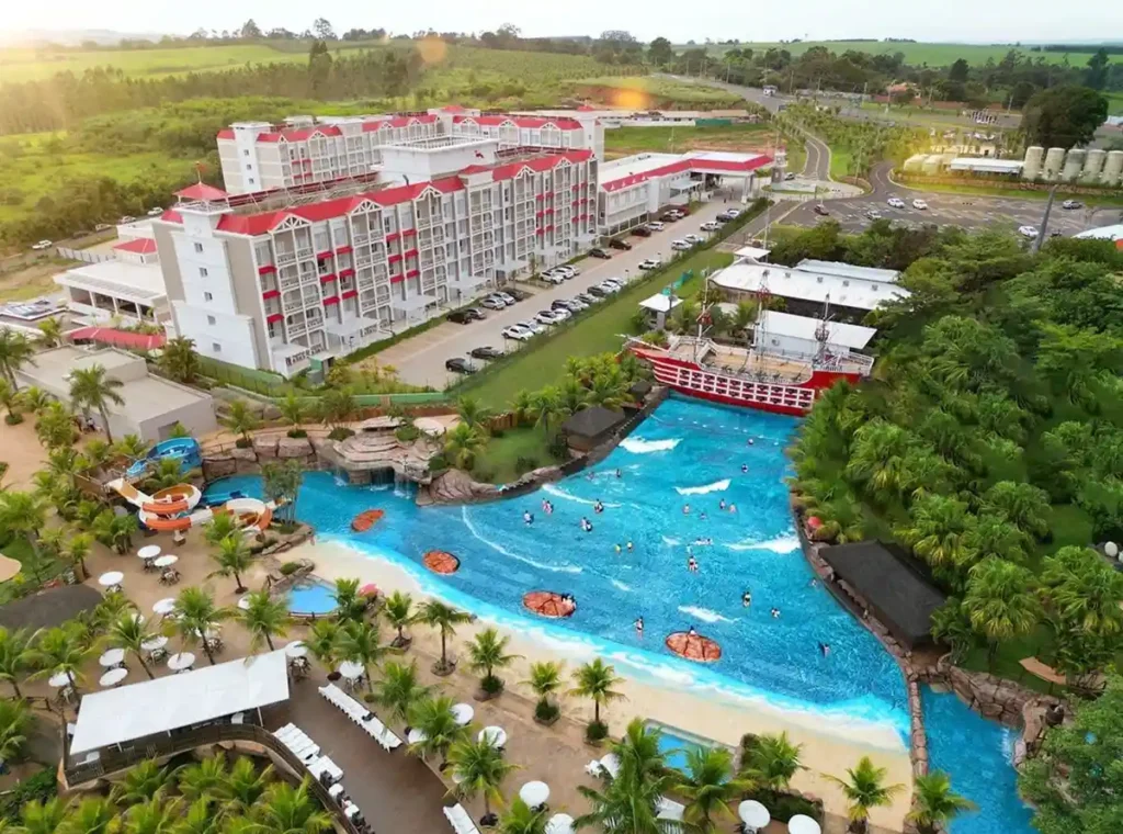 Vista aérea das piscinas, atrações infantis e áreas de lazer do São Pedro Thermas Resort.