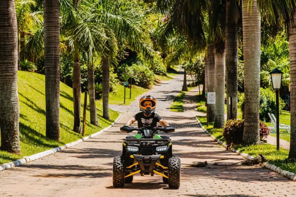 Atividade de quadriciclo em meio à área verde do Terra Parque Eco Resort.