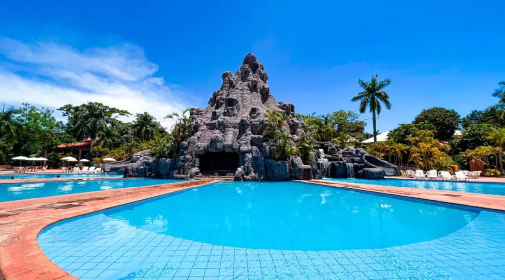 Piscina do Terra Parque Eco Resort com grande estrutura de pedras, cascatas e área de lazer.