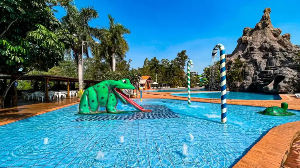 Área aquática infantil do Terra Parque Eco Resort com escorregador e brinquedos para crianças.