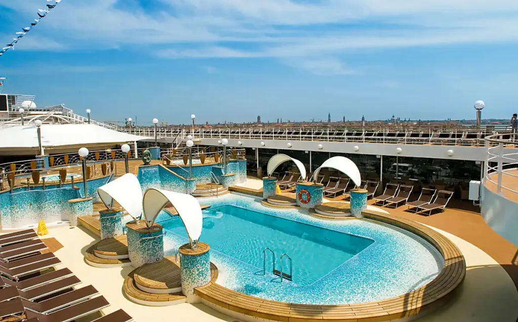 Área de piscinas e solário do MSC Musica, navio da MSC Cruzeiros, com espaços para lazer e relaxamento a bordo.