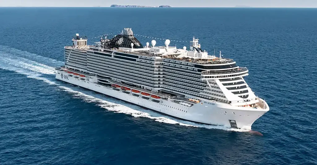 MSC Seaview em navegação, com vista panorâmica da estrutura externa, cabines com varanda e decks superiores.