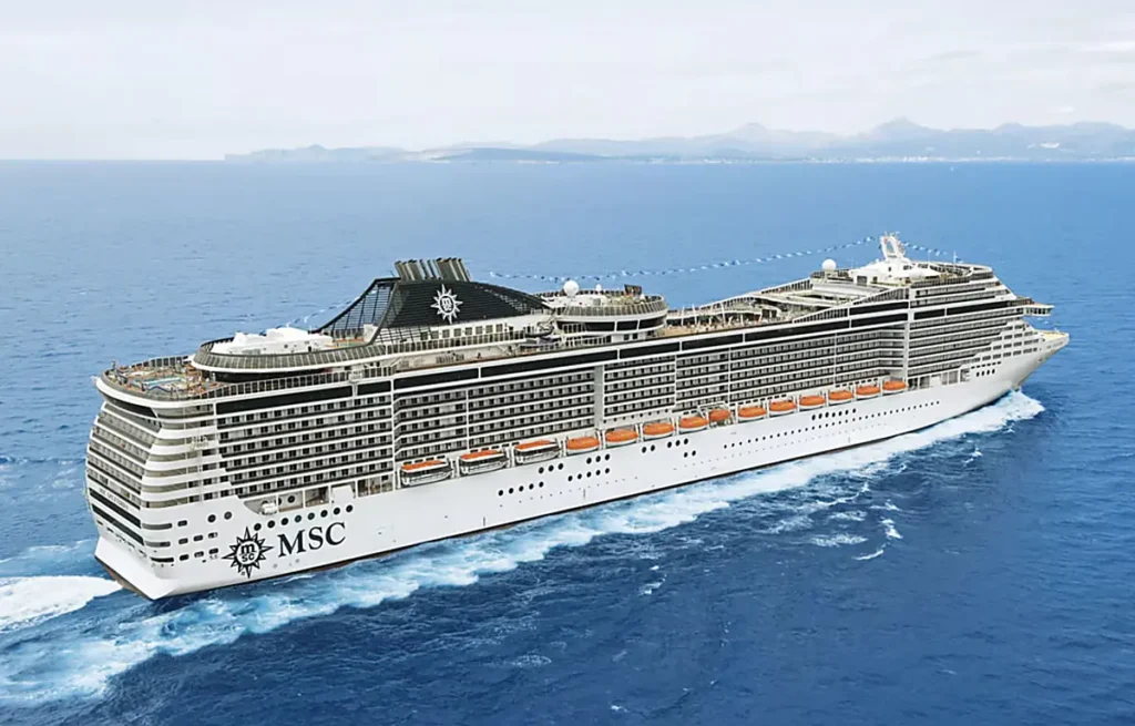 MSC Splendida, navio da MSC Cruzeiros, em vista aérea que destaca sua estrutura externa e decks de passageiros.