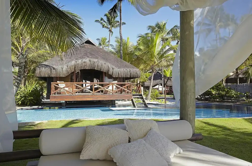 Bangalôs do Nannai Muro Alto com acesso à piscina e espaços de descanso cercados por jardins tropicais.