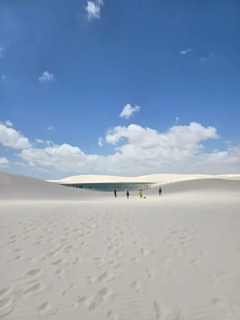 Do encontro das dunas com o mar surgem paisagens que parecem não ter fim.