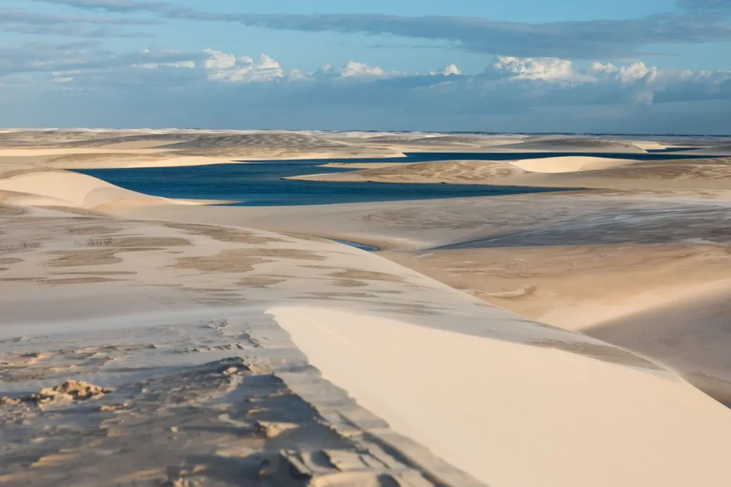 Vilas, dunas e natureza se encontram em um dos cenários mais marcantes da Rota das Emoções.