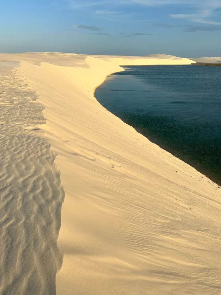 O fim de tarde transforma o litoral em um espetáculo de luz, mar e natureza.